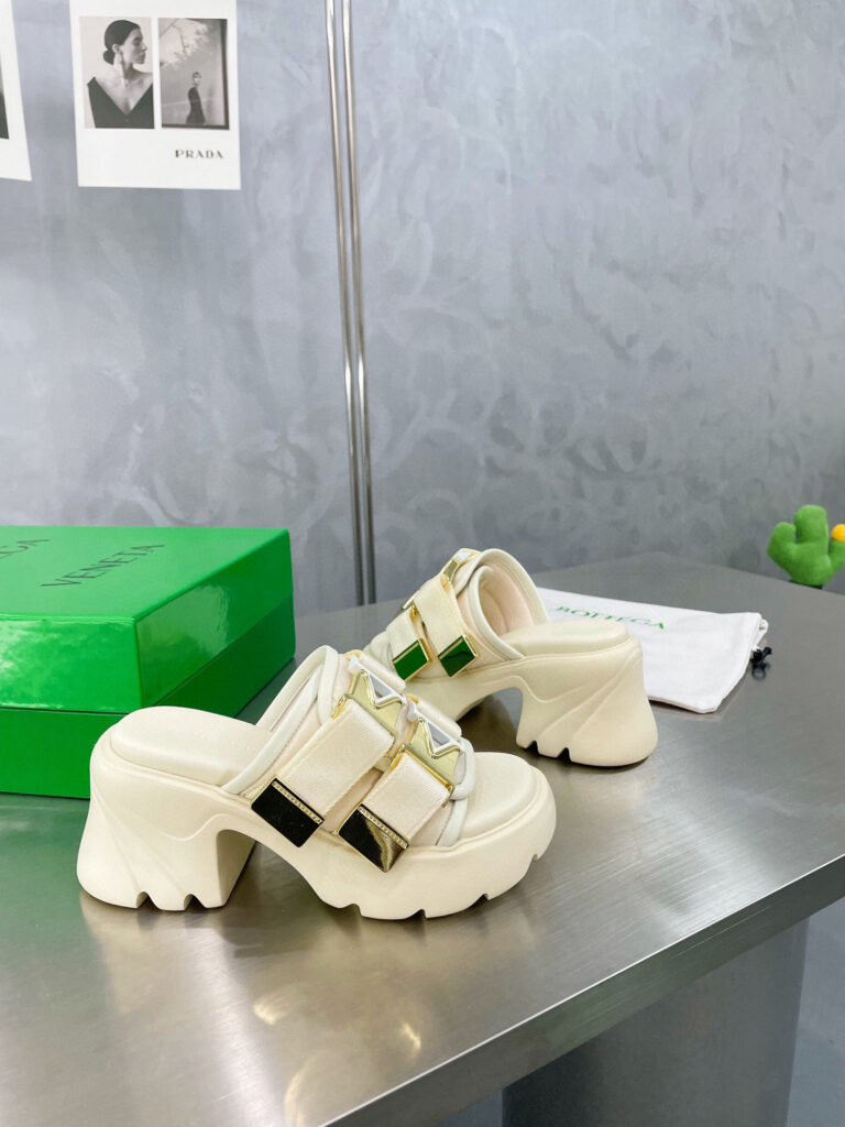 Bottega Veneta Flash Piece editorial product context 1
