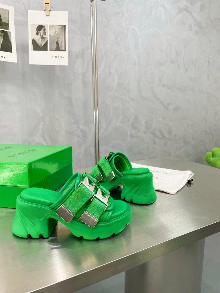 Bottega Veneta Flash Piece editorial product context 1