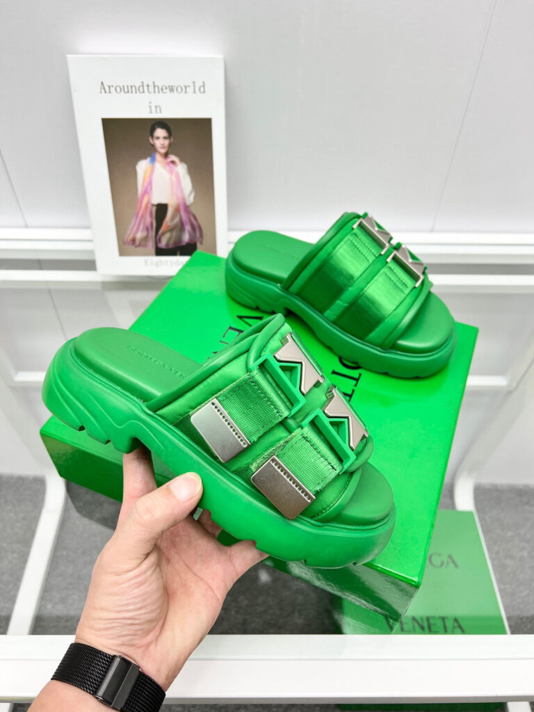 Bottega Veneta Flash Piece editorial product context 1