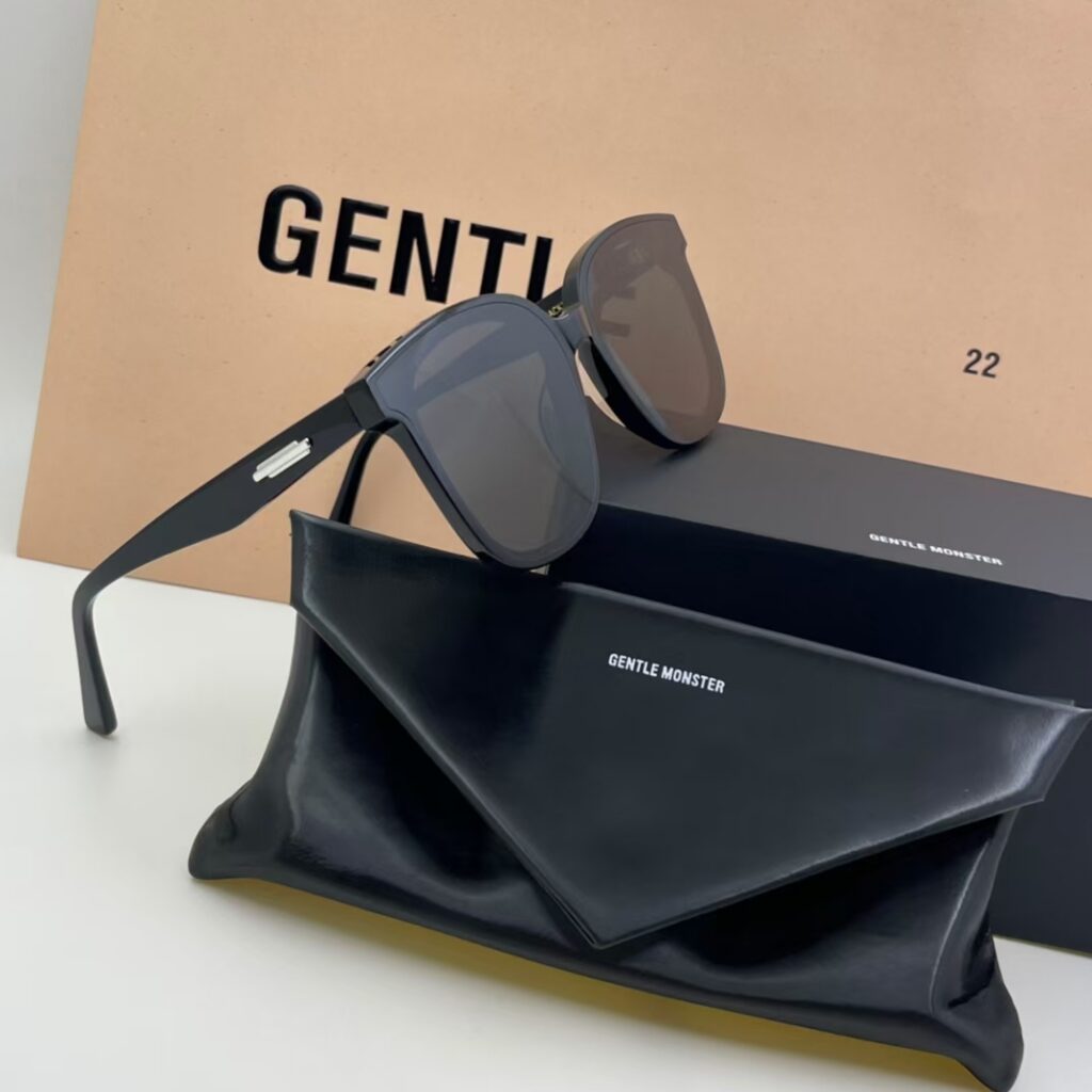 Designer ZY7G Bag editorial product context 2