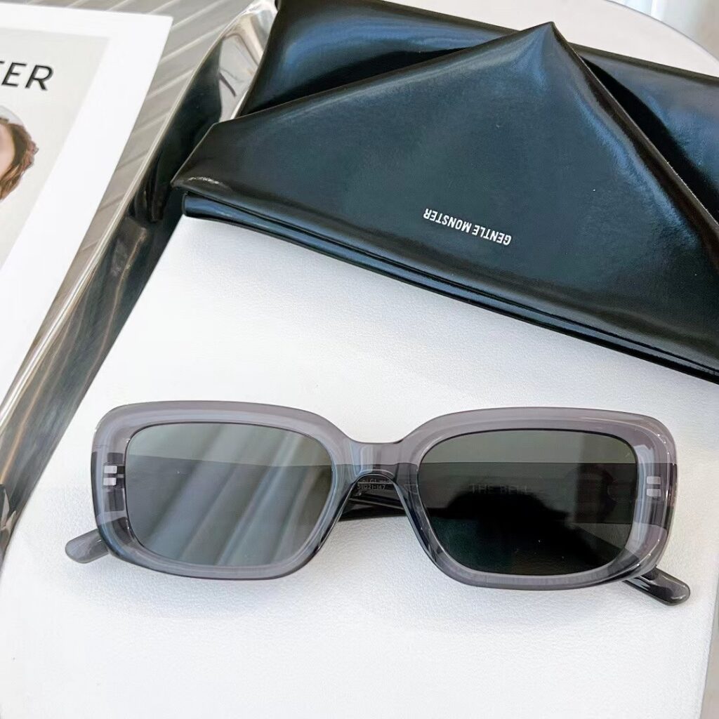 Designer N7AQ Handbag editorial product context 3