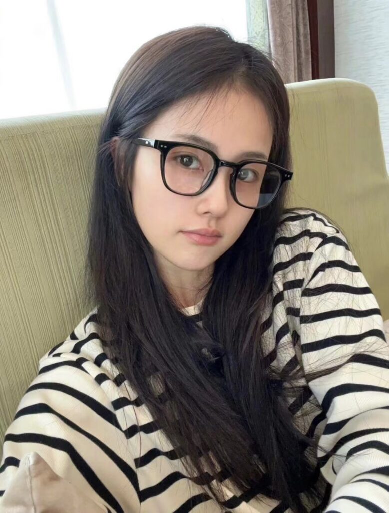 Gentle Monster Lutto Eyeglasses Black Ring editorial product context 3