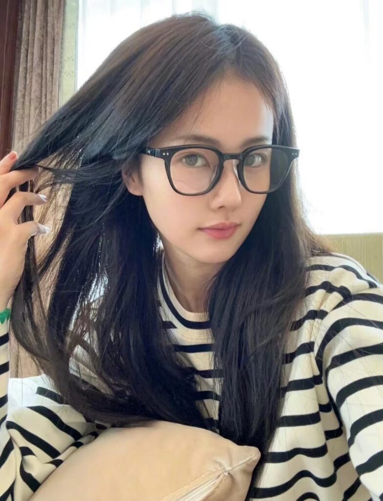 Gentle Monster Lutto Eyeglasses Black Ring editorial product context 2