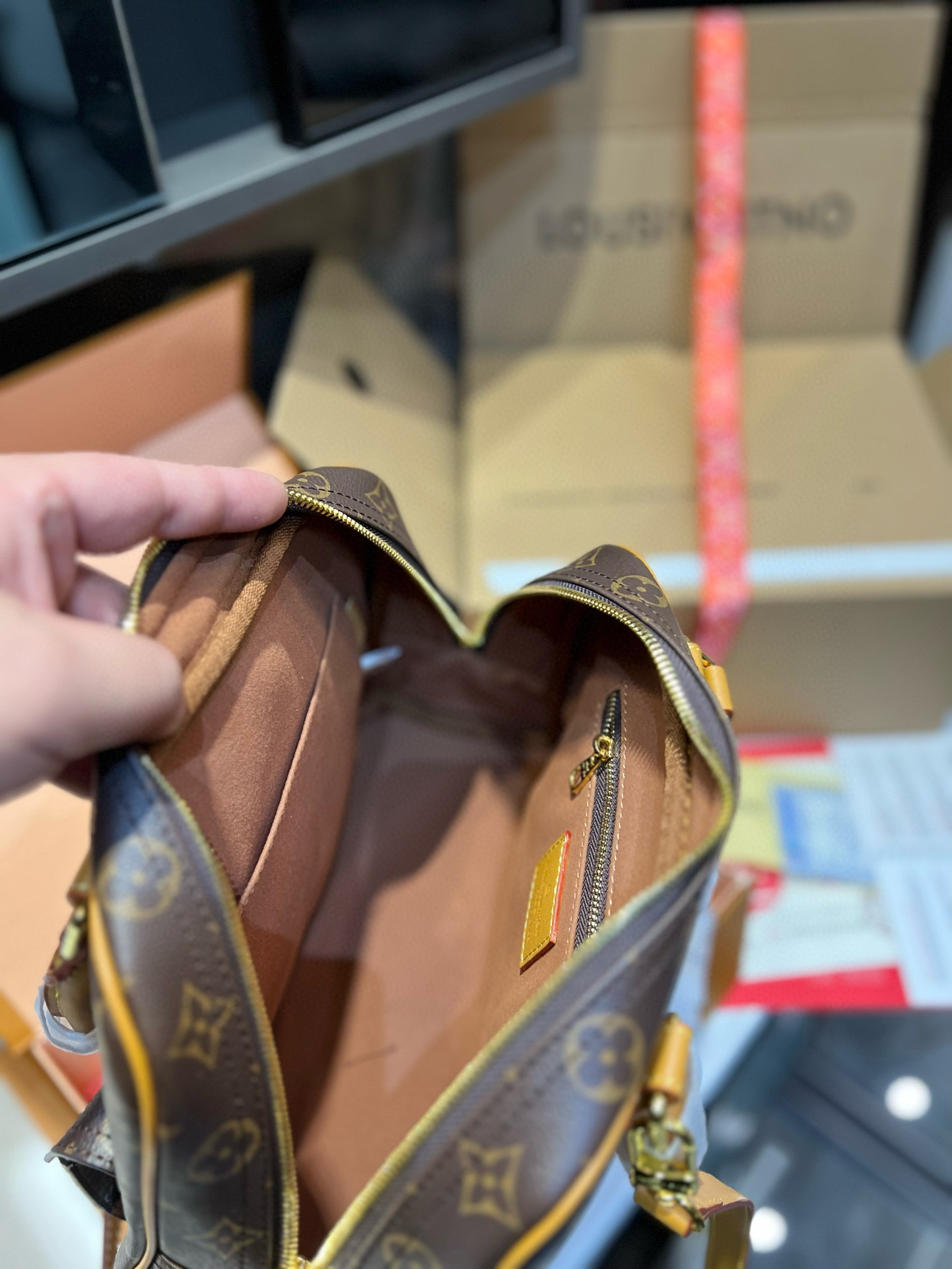 Louis Vuitton p165 29 20 Handbag