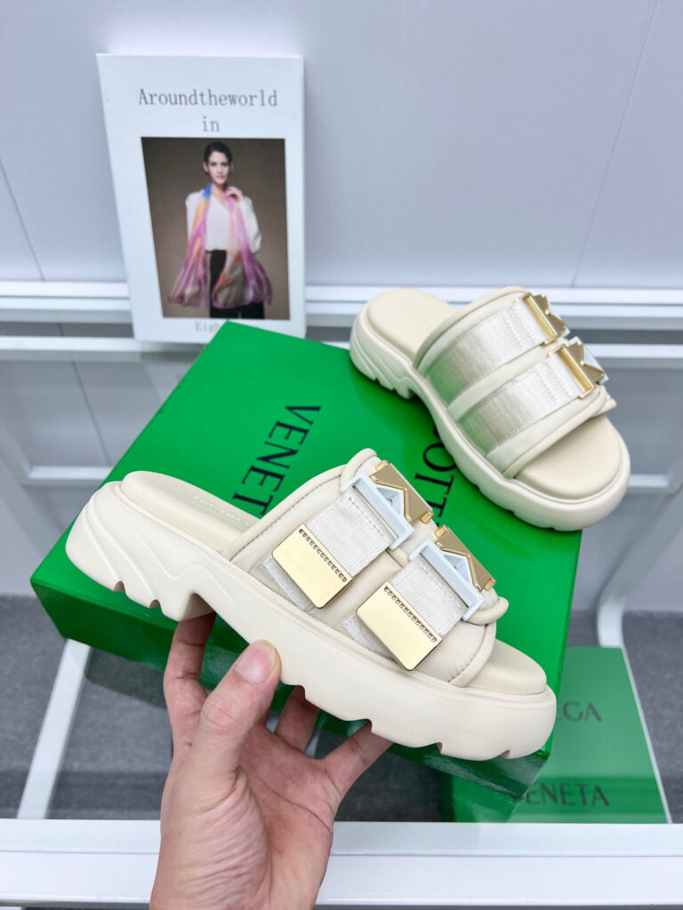 Bottega Veneta Flash Piece editorial product context 1