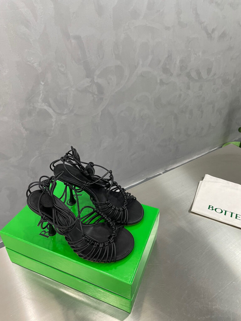 Bottega Veneta Dot Piece 10 cm editorial product context 1