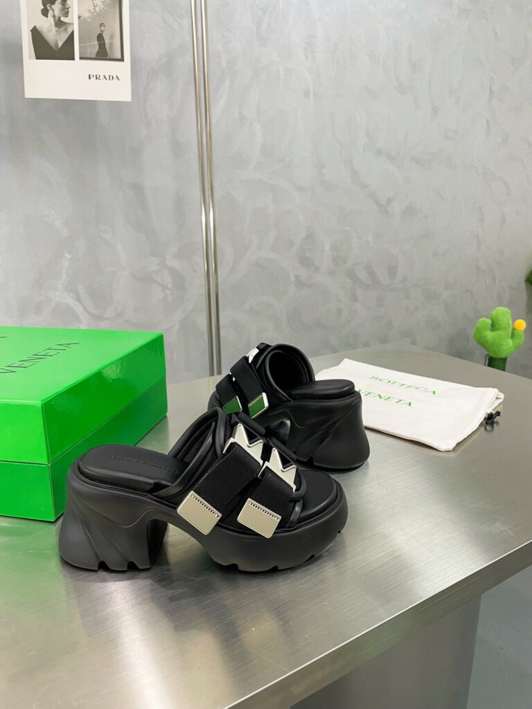 Bottega Veneta Flash Clutch editorial product context 1