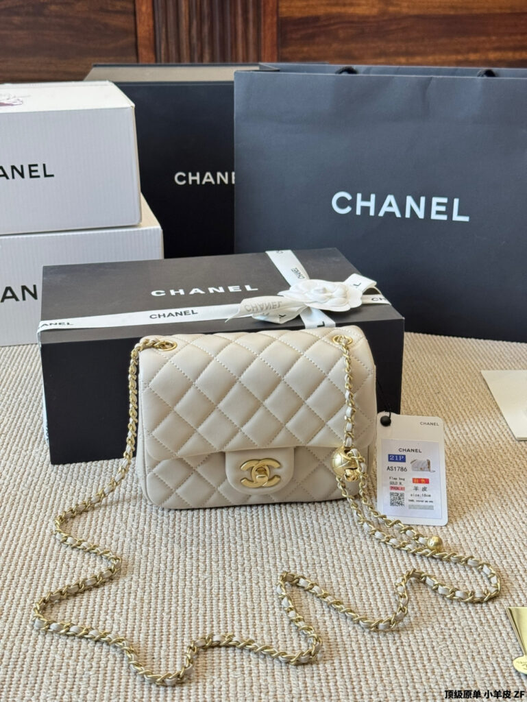 Chanel White Leather Bag 18 cm editorial product context 2