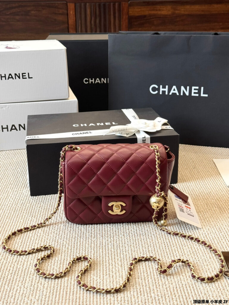 Chanel White Leather Bag 18 cm editorial product context 3