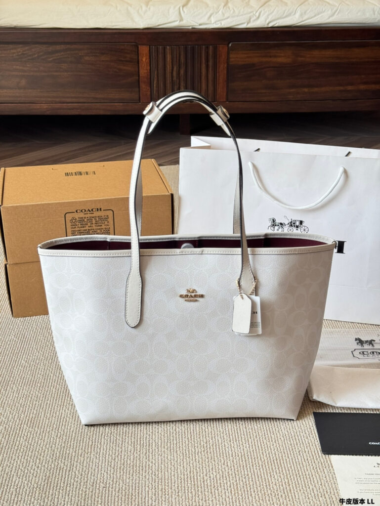 Coach City Logo Leather Tote Bag 33 x 27 cm editorial product context 3