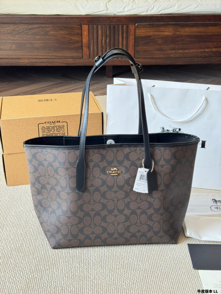 Coach City Logo Leather Tote Bag 33 x 27 cm editorial product context 2