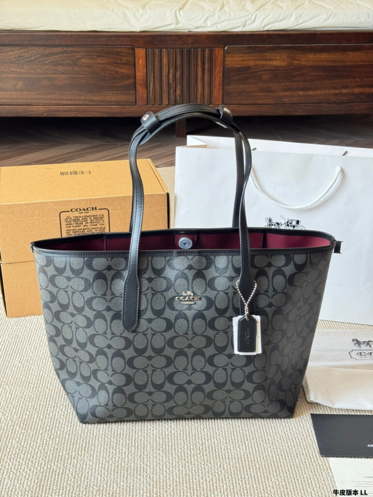Coach City Logo Leather Tote Bag 33 x 27 cm editorial product context 1
