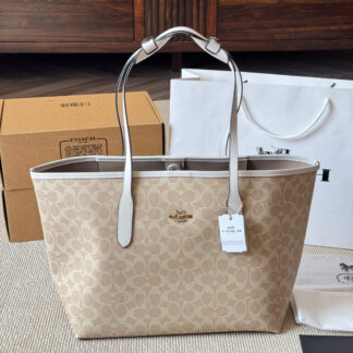 Coach p130 city size 33 27 logo Tote Bag
