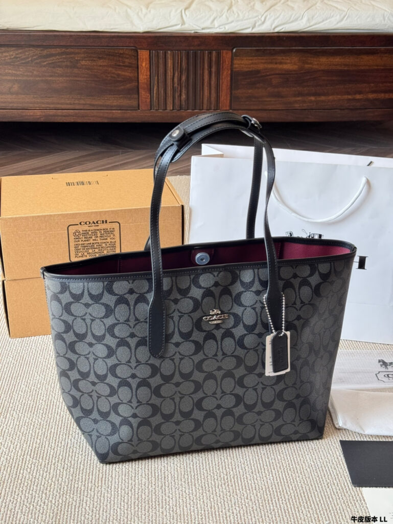 Coach City Logo Leather Tote Bag 33 x 27 cm editorial product context 2