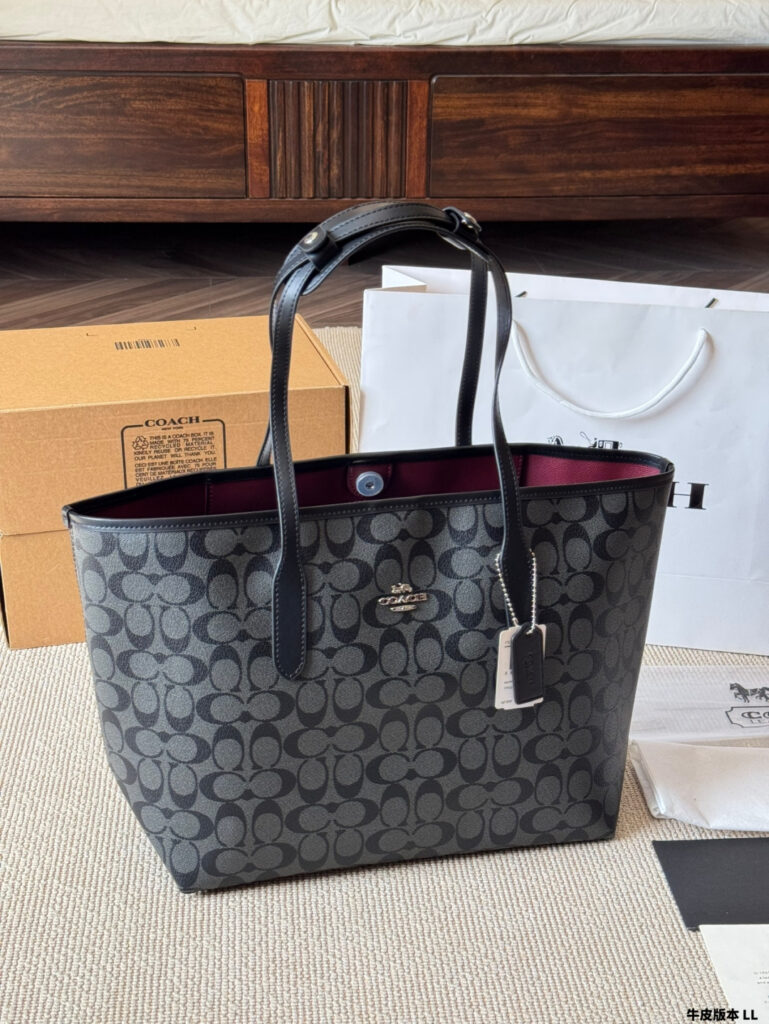 Coach City Logo Leather Tote Bag 33 x 27 cm editorial product context 3