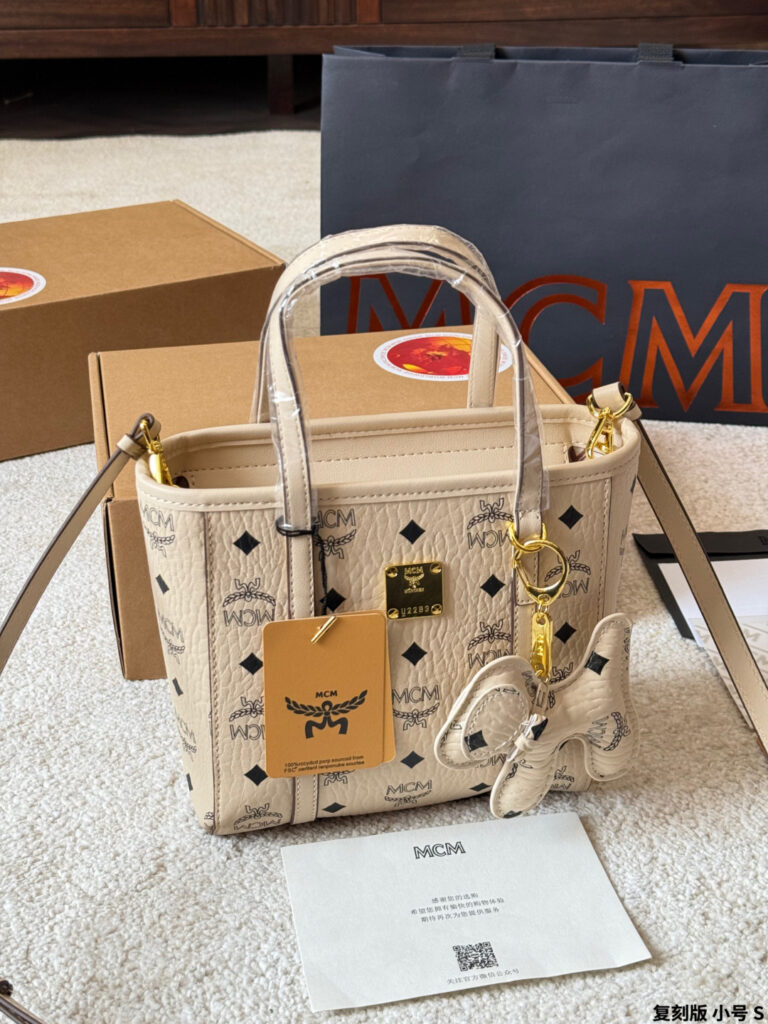 Mcm Mc Zp Tote Bag 20 cm editorial product context 3