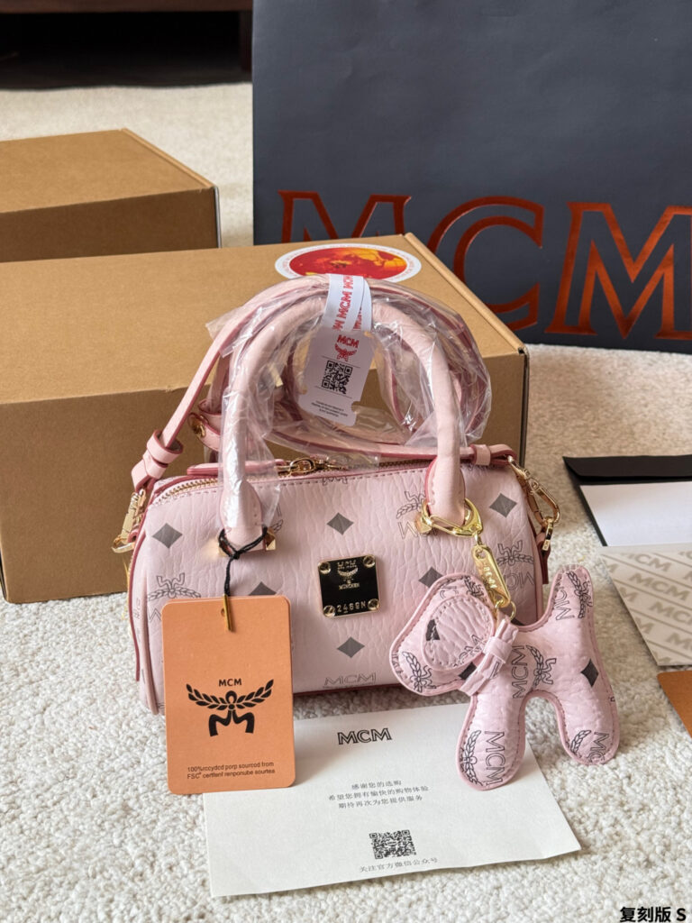 Mcm 18 Red Bag 13 cm editorial product context 3