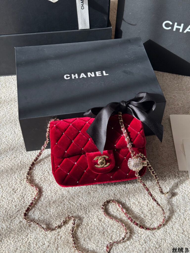 Chanel White Shoulder Bag 18 cm editorial product context 3