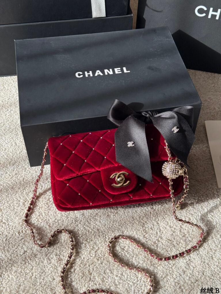 Chanel p225 p215 Arrival 18 Bag 18 cm editorial product context 2