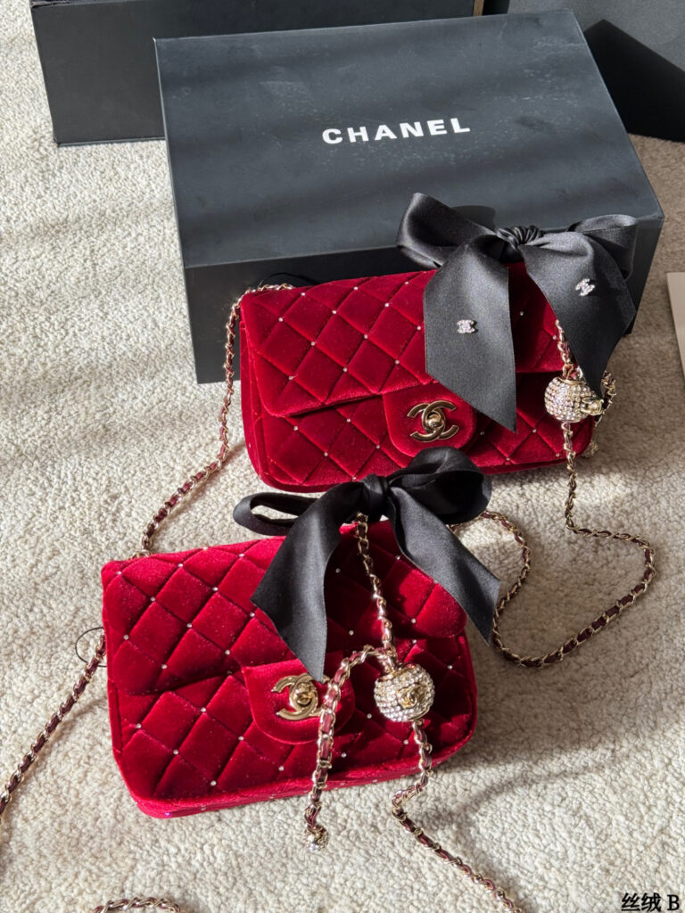 Chanel p225 p215 Arrival 18 Bag 18 cm editorial product context 1