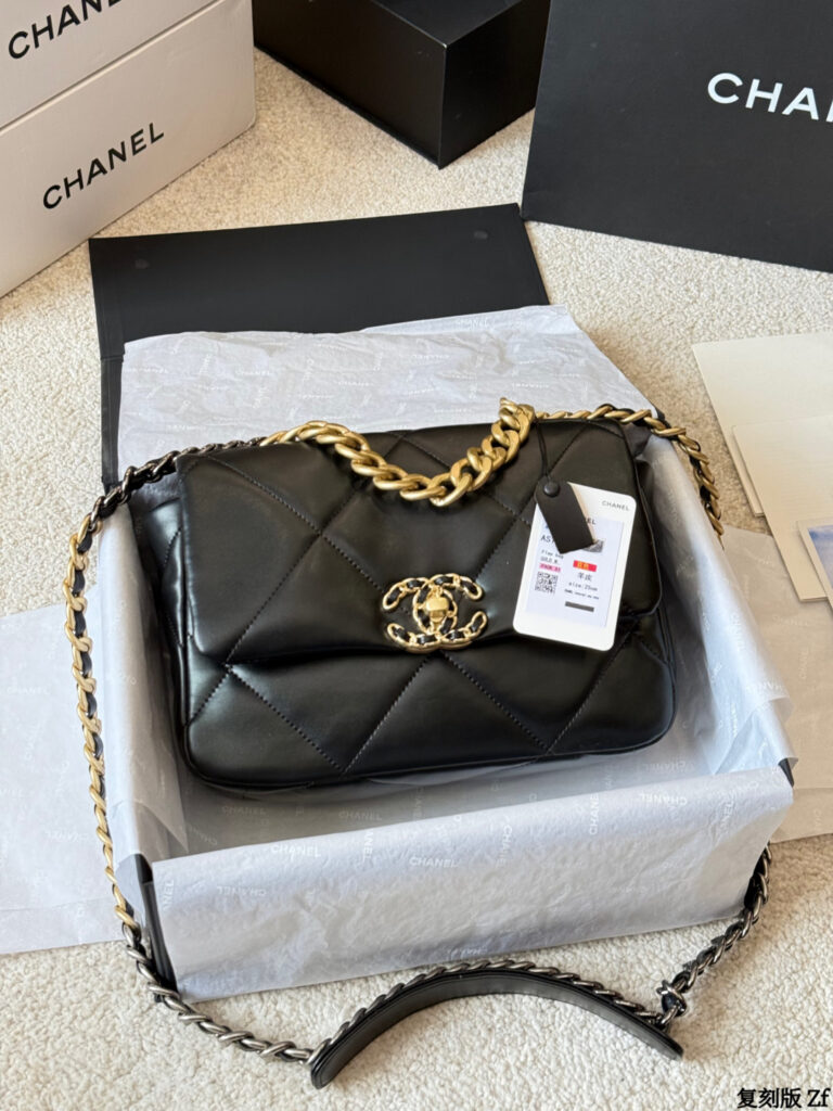 Chanel Hold Chanel19 Jennie Minnie Black Lambskin Leather Crossbody Bag 26 cm editorial product context 1