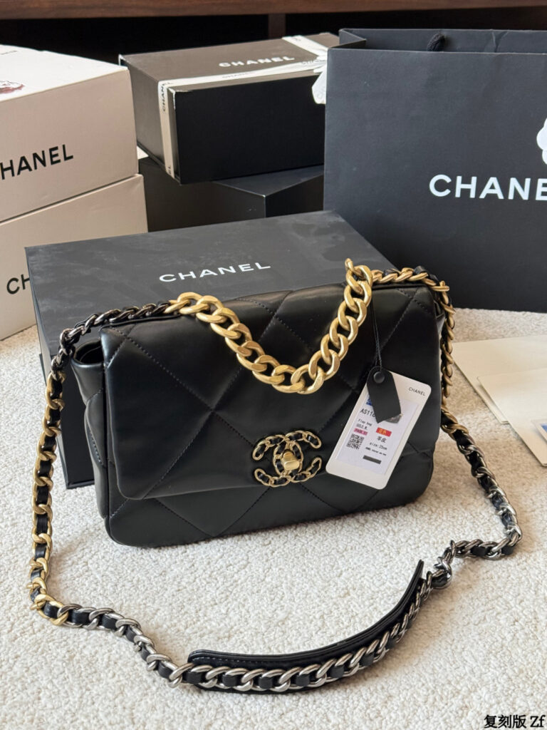 Chanel Hold Chanel19 Jennie Minnie Black Lambskin Leather Crossbody Bag 26 cm editorial product context 3