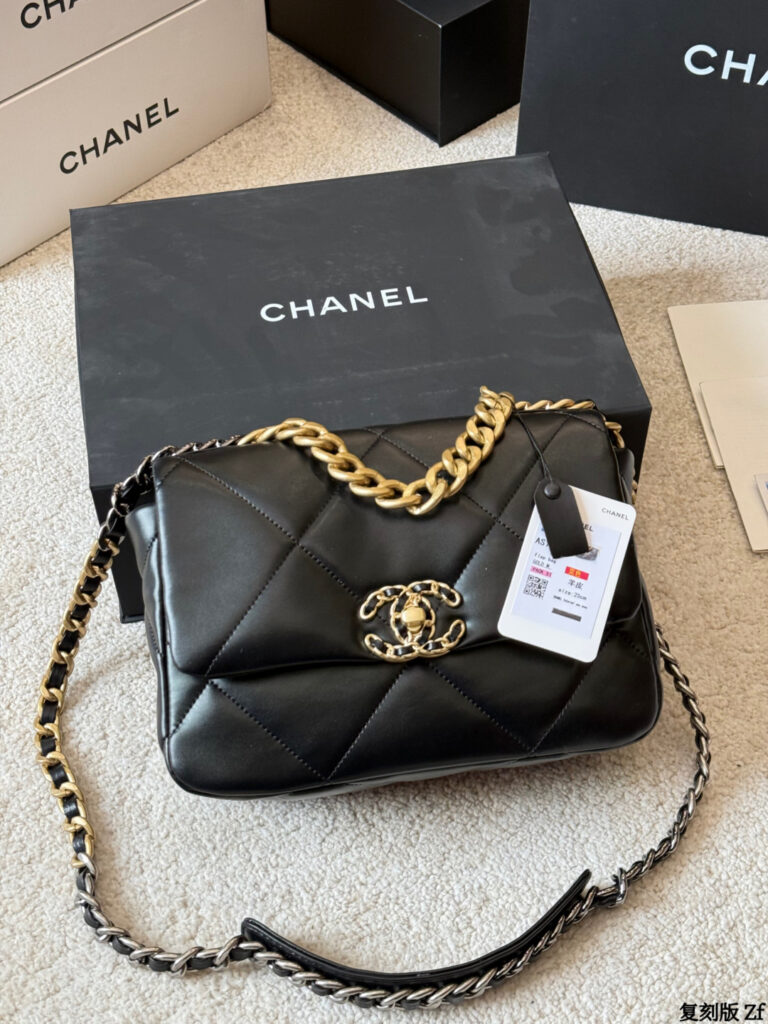 Chanel Hold Chanel19 Jennie Minnie Black Lambskin Leather Crossbody Bag 26 cm editorial product context 2