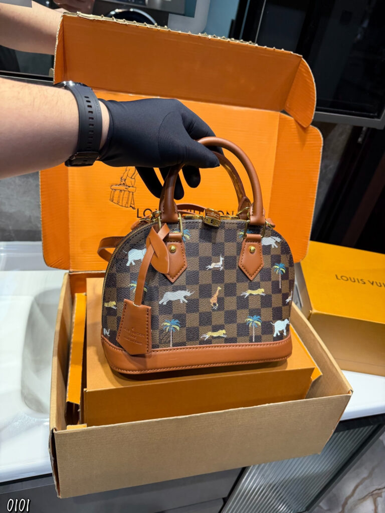 Louis Vuitton 24 Bag 17 cm editorial product context 3