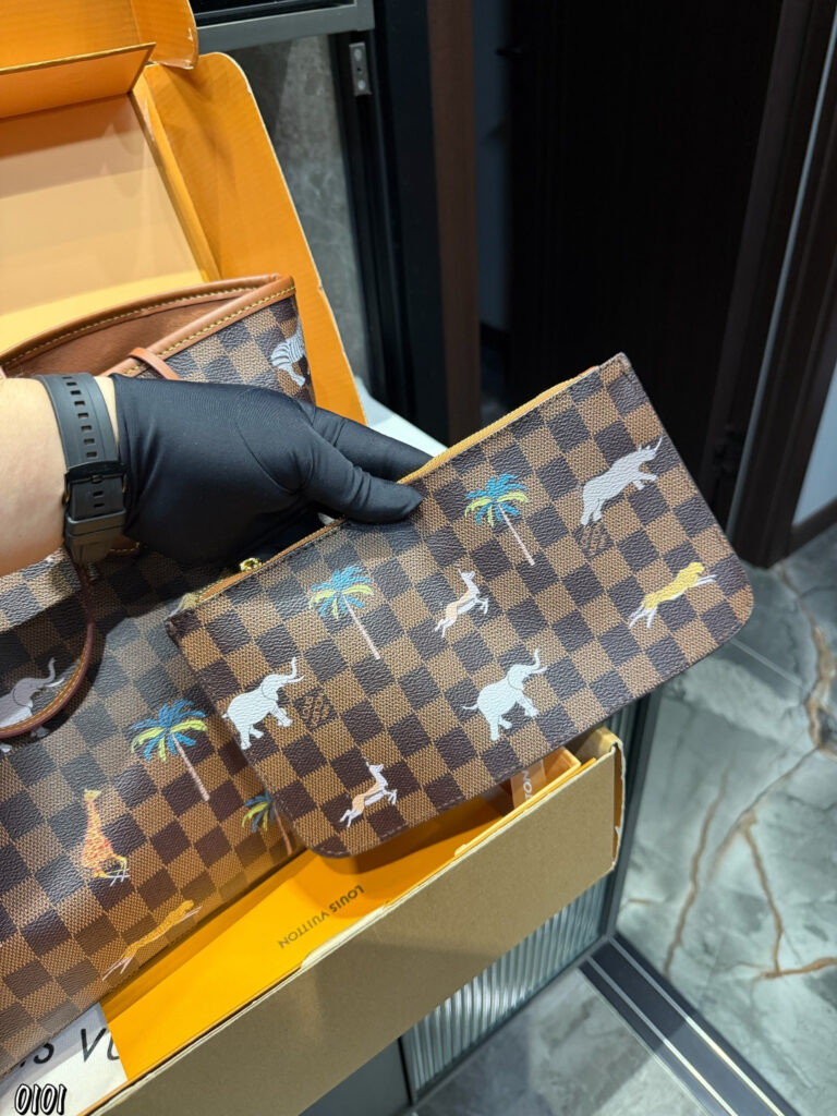 Louis Vuitton P135 32 29 Tote Bag editorial product context 3