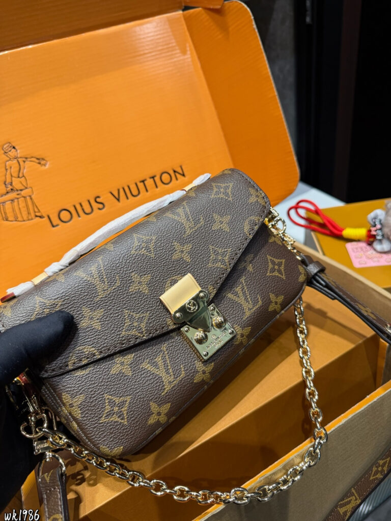 Louis Vuitton Mini Bag 20 x 12 cm editorial product context 3