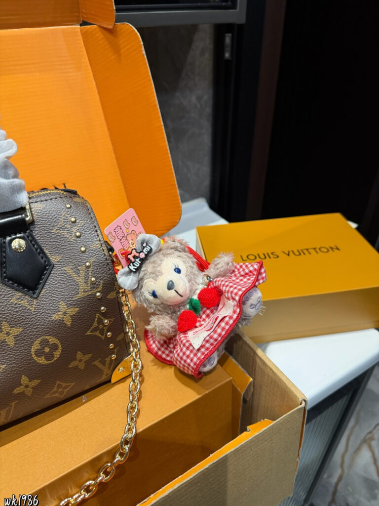 Louis Vuitton Retiro Calfskin Leather Speedy Bag 20 x 12 x 14 cm editorial product context 2