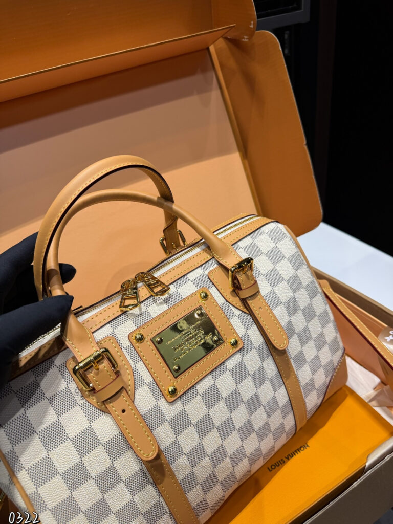 Louis Vuitton 32 Crossbody Bag 21 cm editorial product context 3