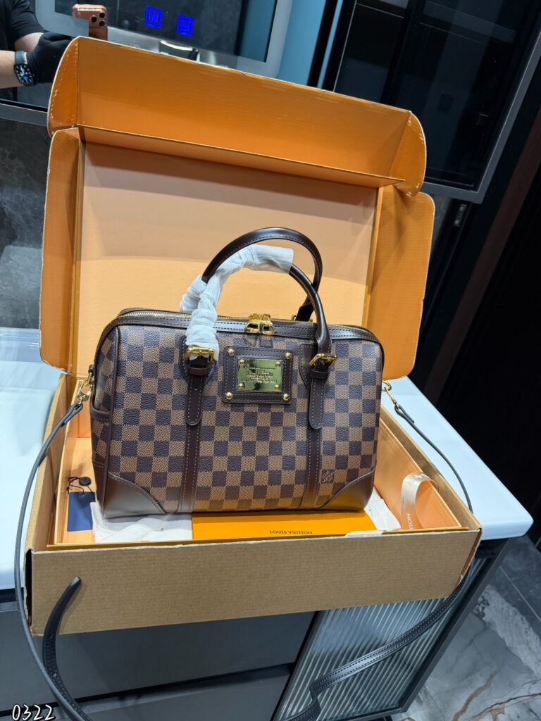 Louis Vuitton 32 Crossbody Bag 21 cm editorial product context 1