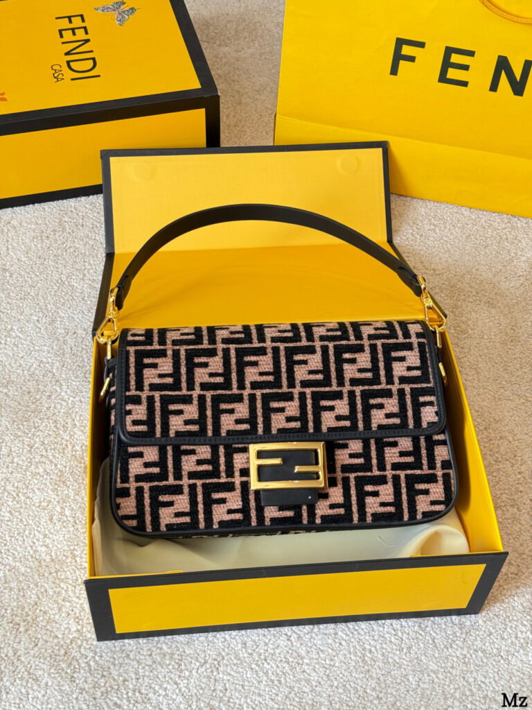 Fendi Vintage Rosie 27 Small Beige Bag 16 cm editorial product context 2