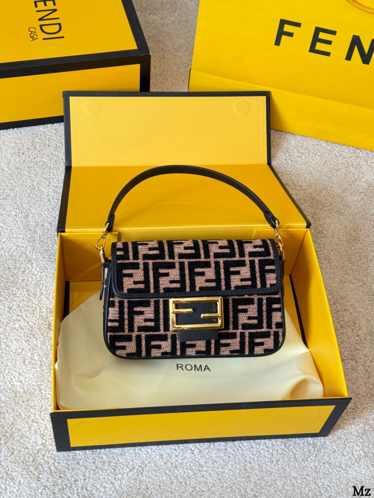 Fendi Vintage Rosie 27 Small Beige Bag 16 cm editorial product context 3