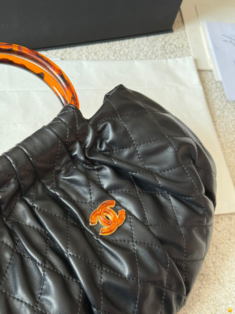 Chanel p135 CLogo 33 20 Bag 20 cm editorial product context 2