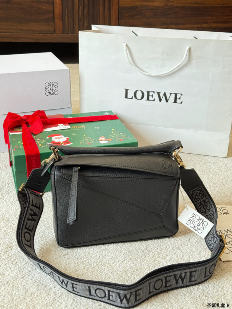 Loewe Puzzle Crossbody Bag 16 cm editorial product context 2