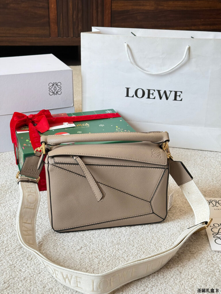 Loewe Puzzle Crossbody Bag 16 cm editorial product context 3
