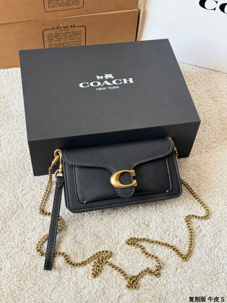 Coach Tabby Wristlet Mini Mini Leather Bag 20 cm editorial product context 3
