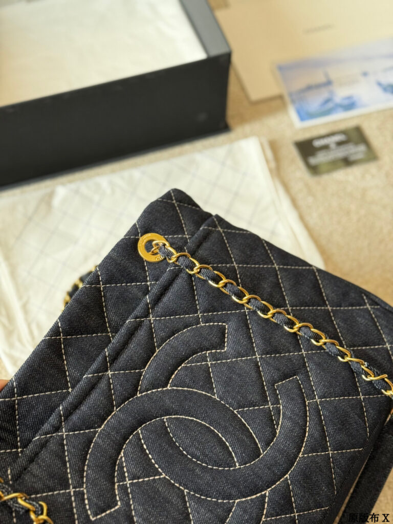 Chanel p215 GST CLogo x25x14cm Tote Bag editorial product context 2