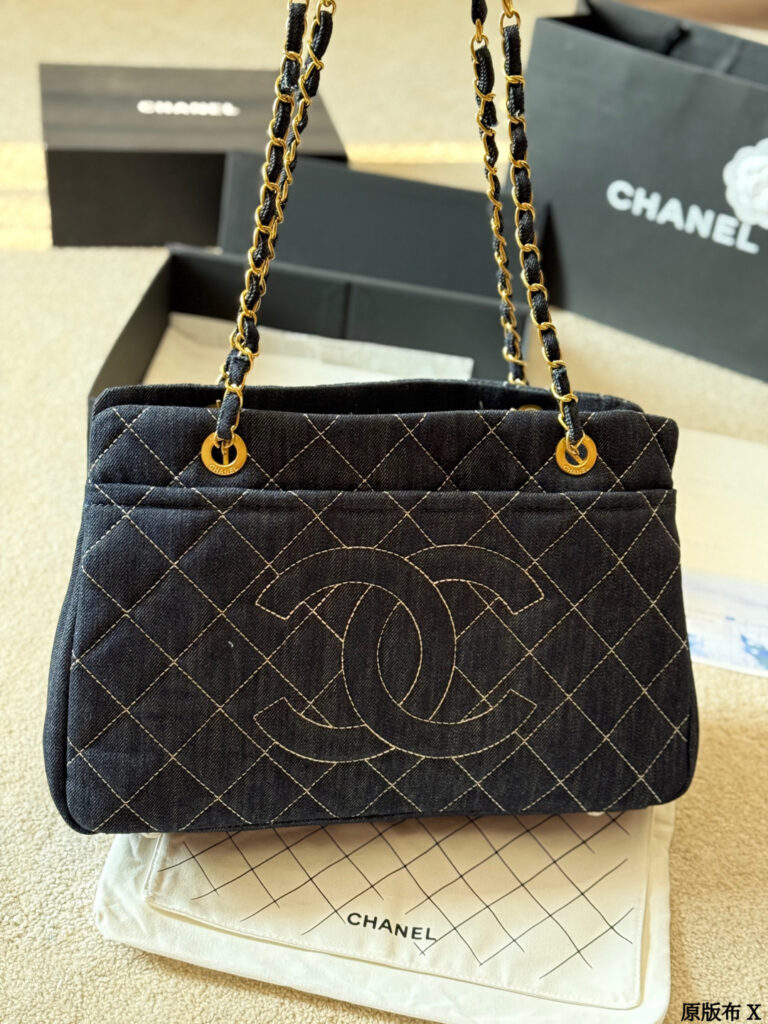 Chanel p215 GST CLogo x25x14cm Tote Bag editorial product context 3