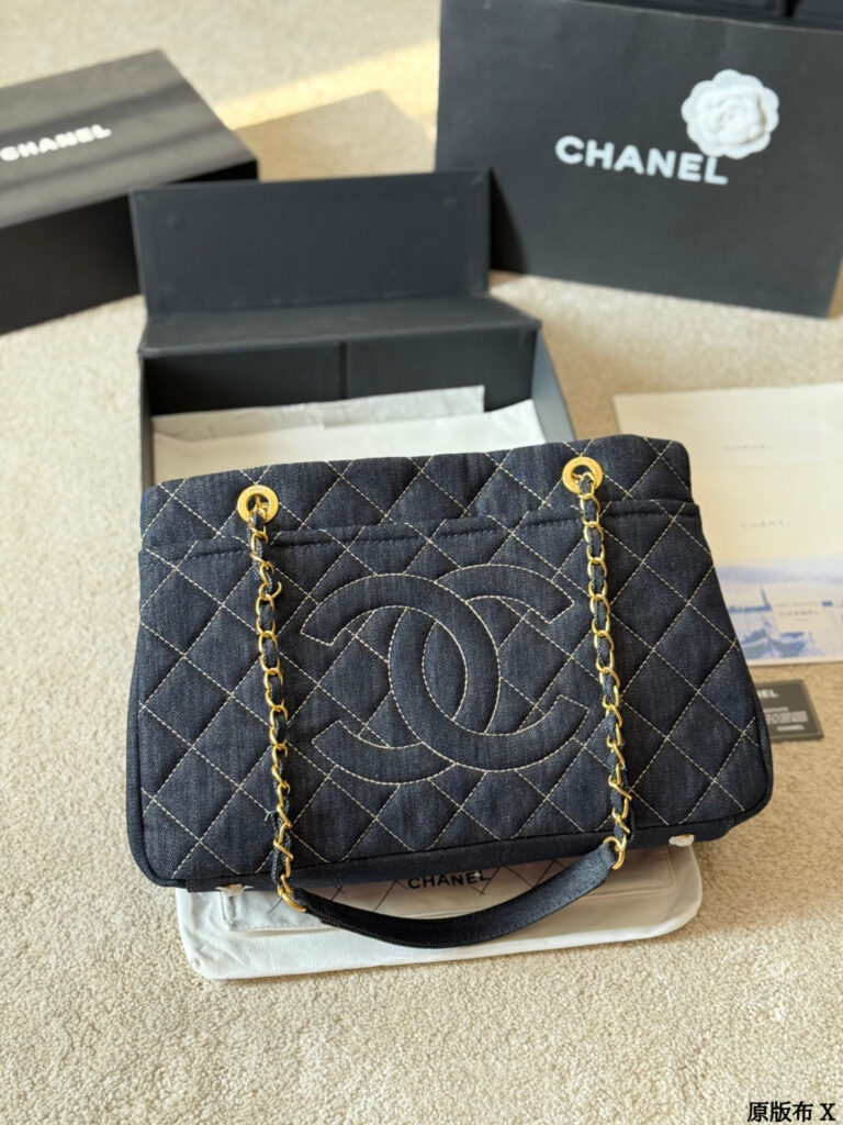 Chanel p215 GST CLogo x25x14cm Tote Bag editorial product context 1