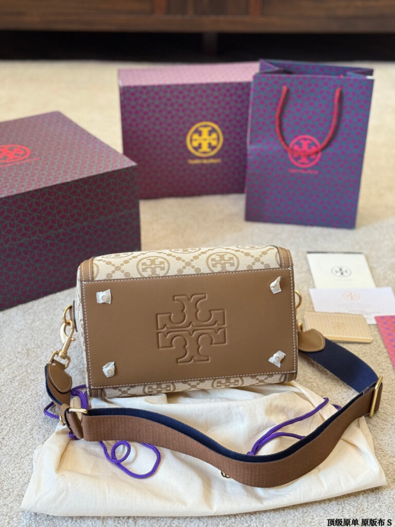 Tory Burch Monogram 25 Mini Brown Wallet 20 cm editorial product context 2