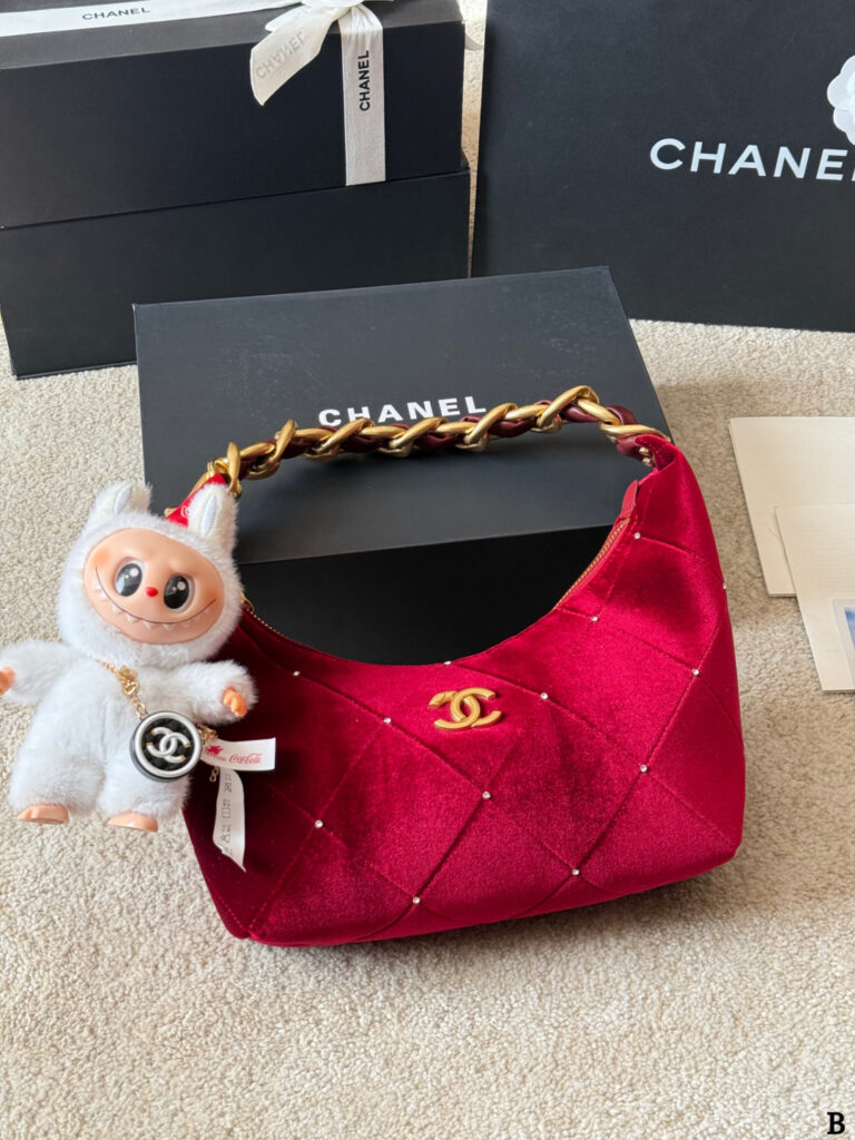 Chanel p215 Hobo CLogo x28x8cm 24 28 Bags 24 x editorial product context 1