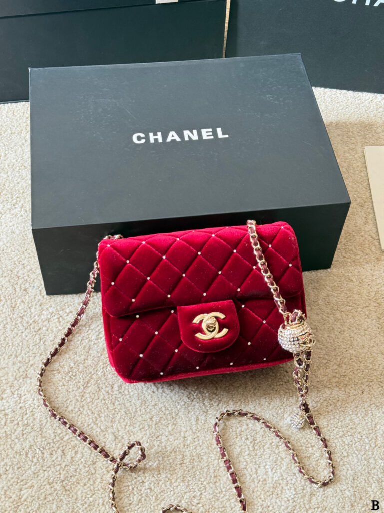 Chanel p235 p225 Arrival 18 Bag 18 cm editorial product context 3