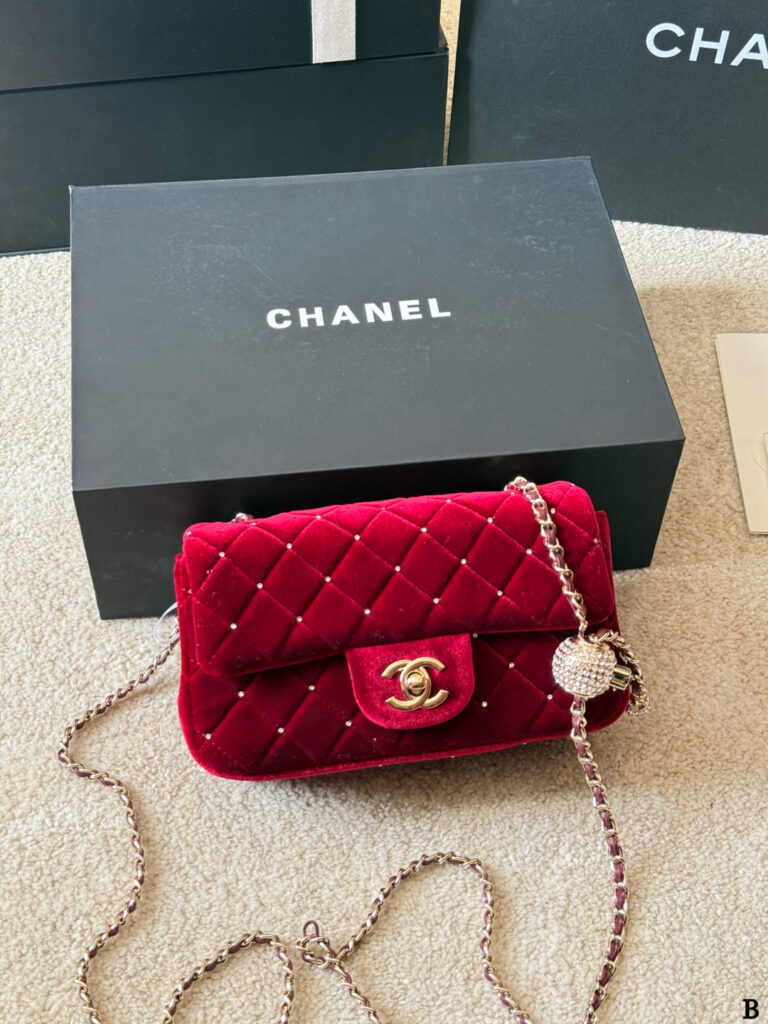 Chanel p235 p225 Arrival 18 Bag 18 cm editorial product context 2