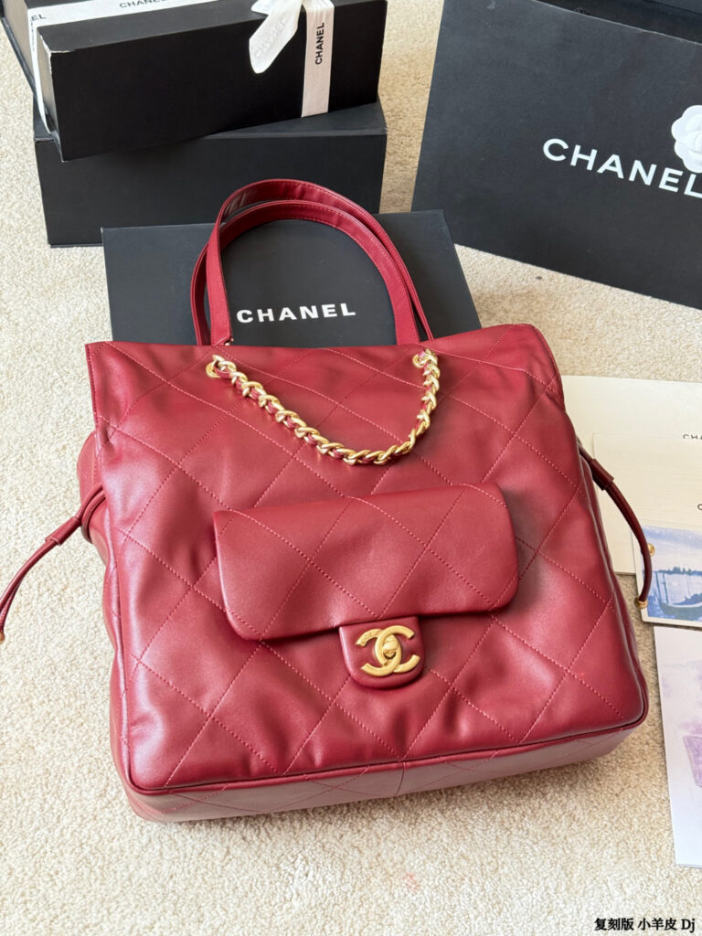 Chanel Shopping 33 Black Leather Tote Bag 32 cm editorial product context 1