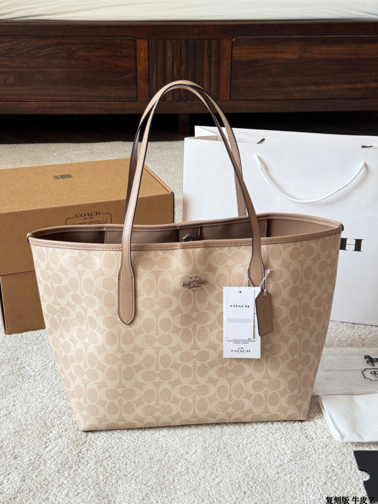 Coach City Logo Tote Bag 33 x 27 cm editorial product context 2