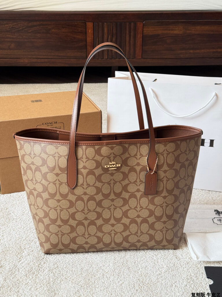 Coach City Logo Tote Bag 33 x 27 cm editorial product context 1