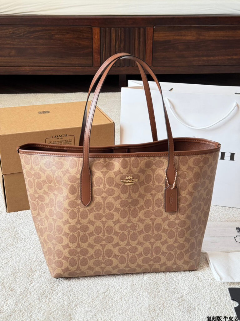 Coach City Logo Tote Bag 33 x 27 cm editorial product context 3